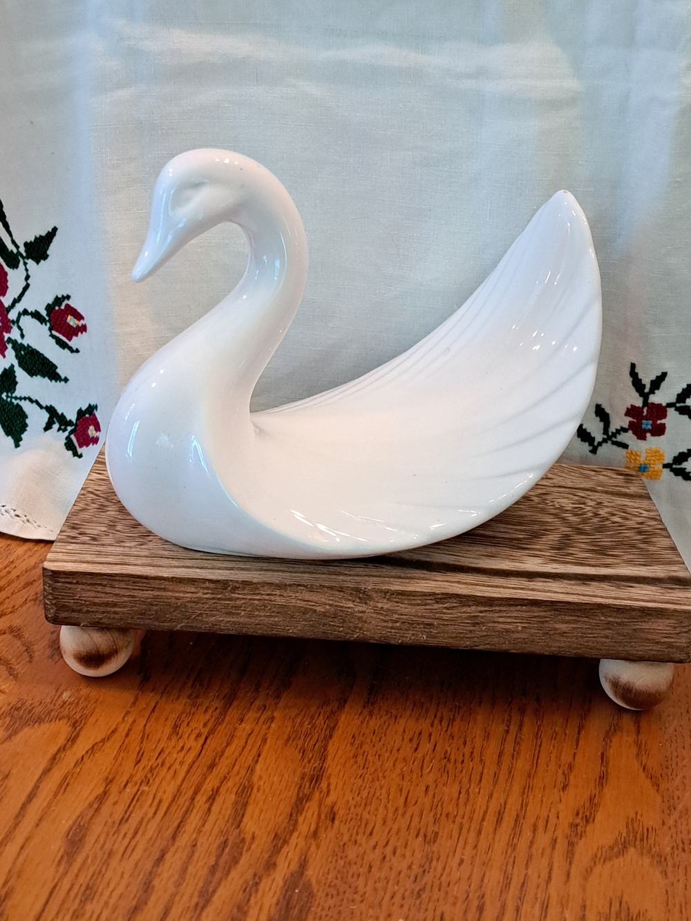 ❤️2/$25❤️Vintage White Ceramic Swan Figurine Face Cloth Holder